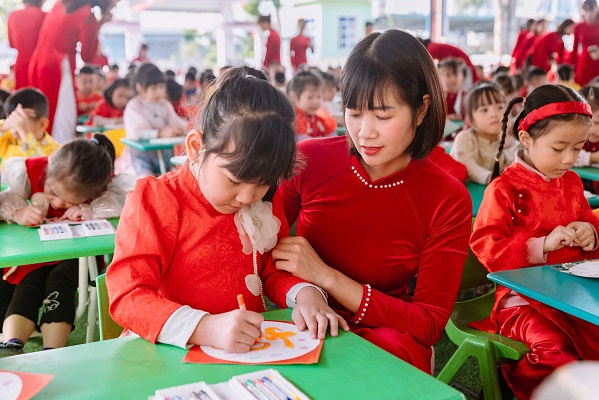 cô dạy trẻ.jpg